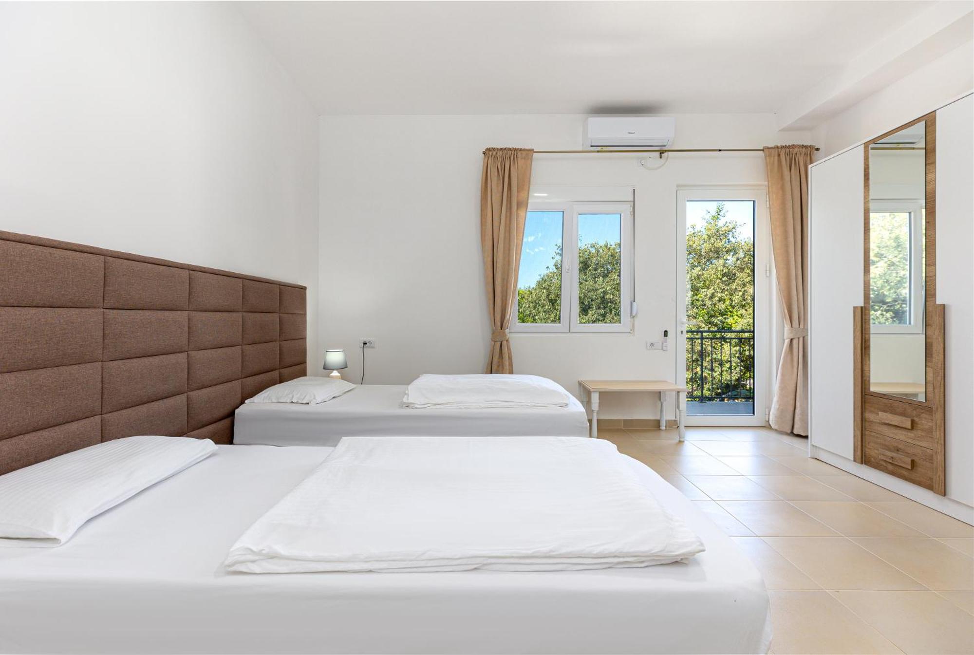 Apartments Lustica Radovici Bilik gambar