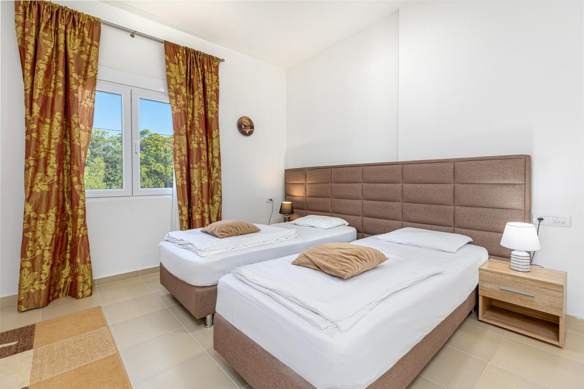 Apartments Lustica Radovici Bilik gambar